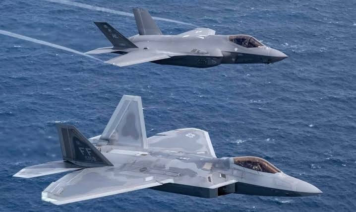 Trump’ın Üzerinden Uçtular! ABD Savaş Uçakları Havalandı