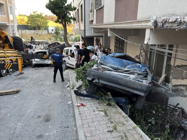 İstanbul’da Günün En Korkutan Görüntüsü: Vinç 23 Aracı Ezdi