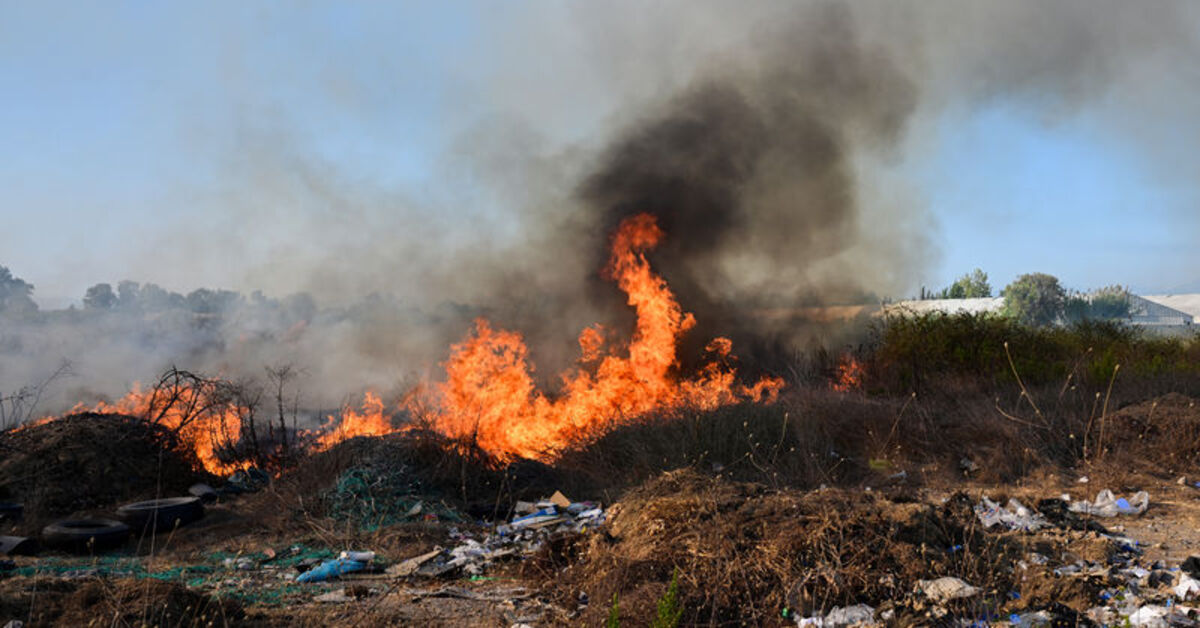 SON DAKİKA Antalya’da çöp ve molozların olduğu alanda çıkan yangın söndürüldü Detaylar…