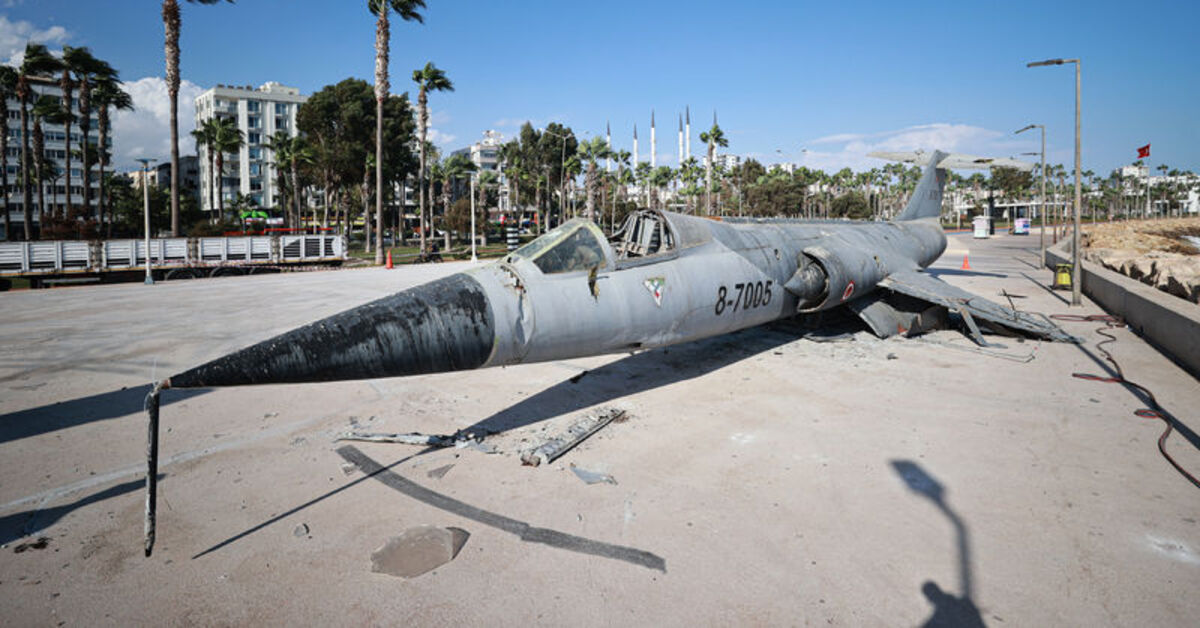 SON DAKİKA Mersin’de sahilde sergilenen uçak kaldırıldı Detaylar…