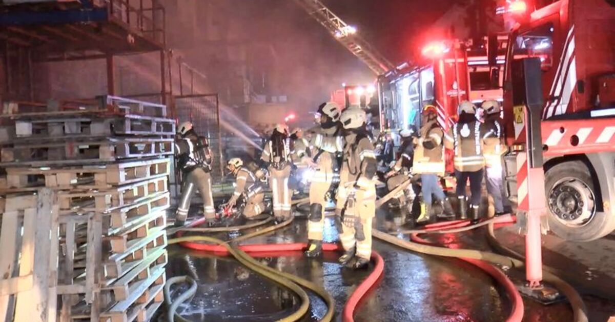 SON DAKİKA Başakşehir’de plastik malzeme deposu alev alev yandı Detaylar…