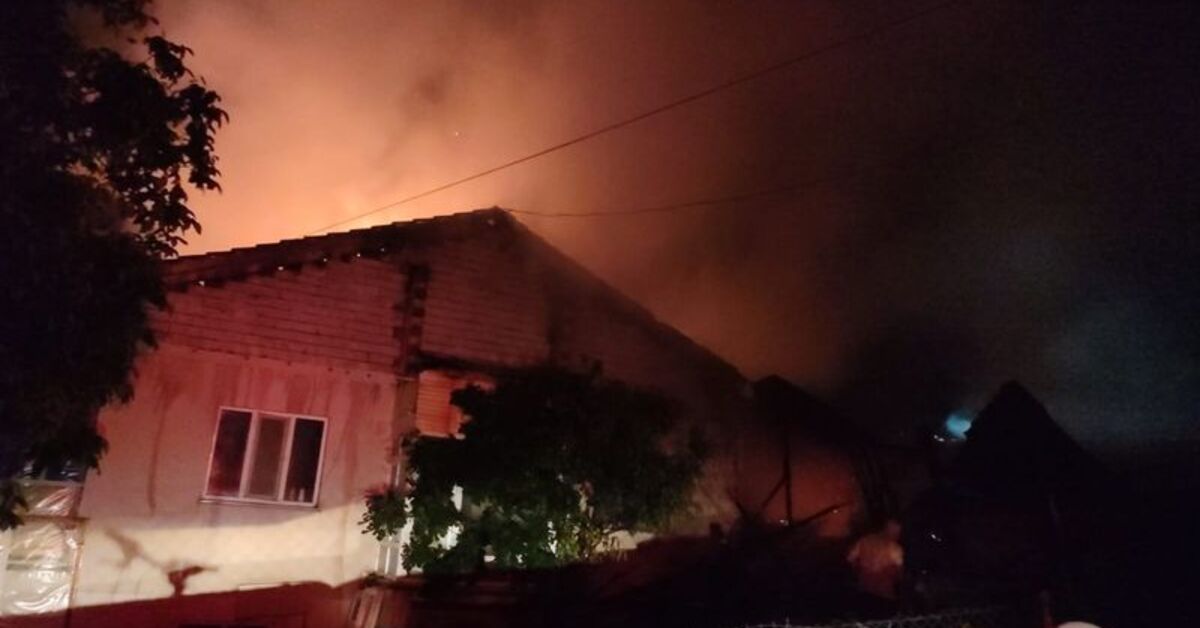 SON DAKİKA Uşak’ta saman deposunda başlayıp eve ve otomobile sıçrayan yangın söndürüldü Detaylar…